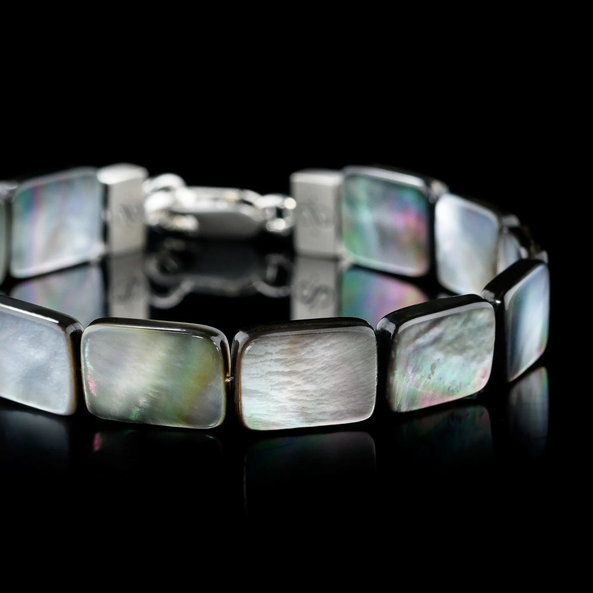 Close-up detail of black lip oyster bracelet for men. 14x10mm shell. Aurum Brothers.