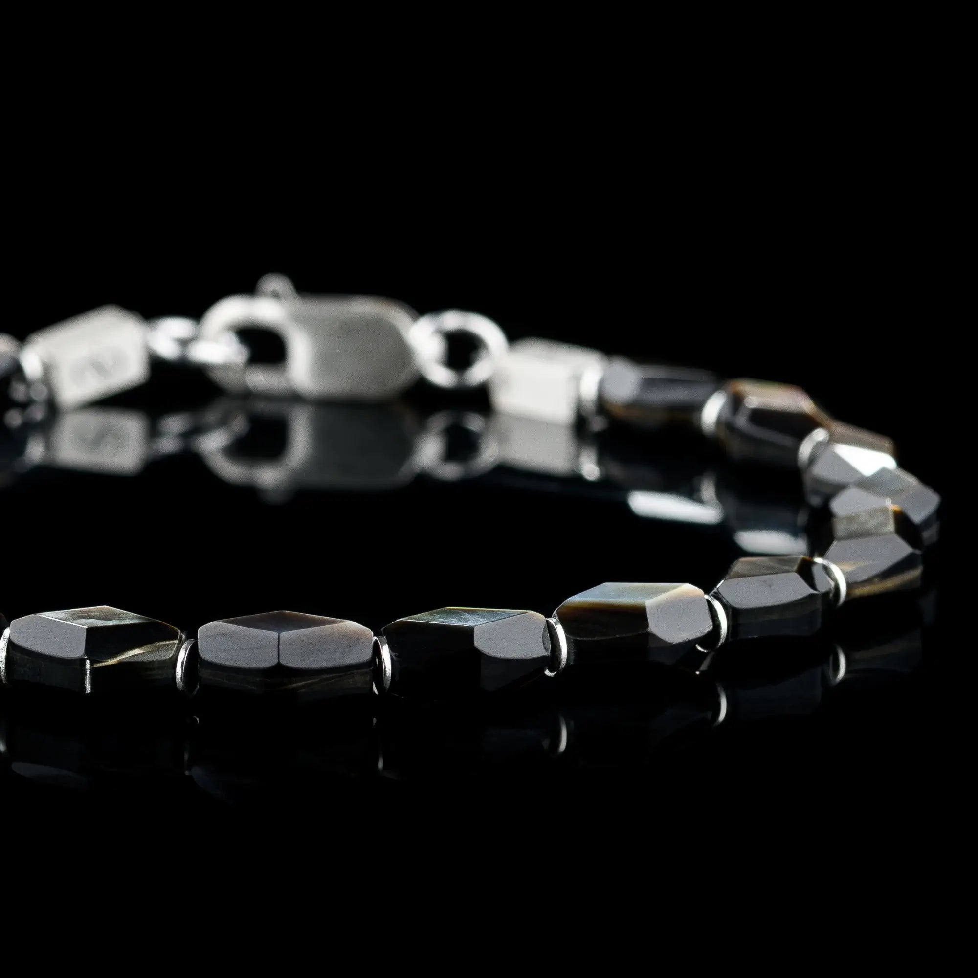 Close-up detail of black lip oyster bracelet for men. 9x6mm shell. Aurum Brothers.