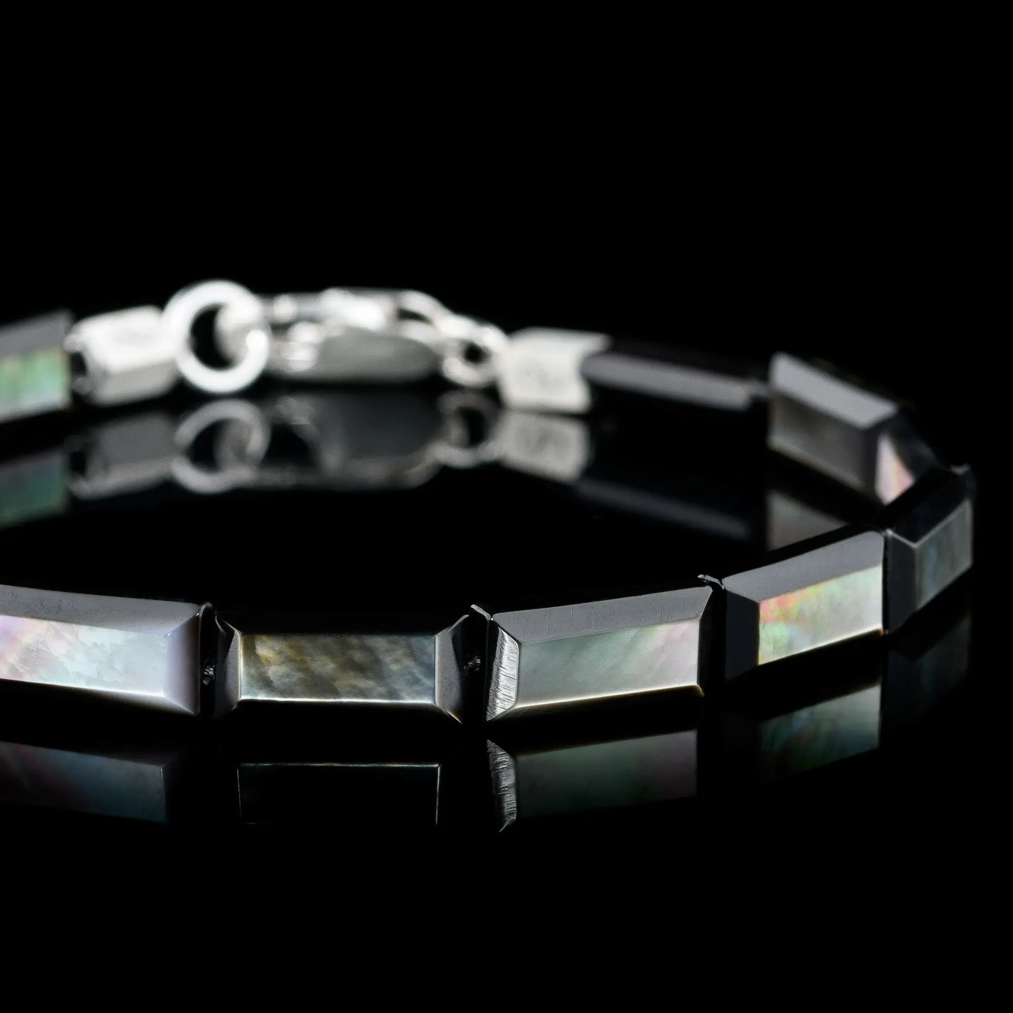 Close-up detail of black lip oyster bracelet for men. 13x6mm shell. Aurum Brothers.