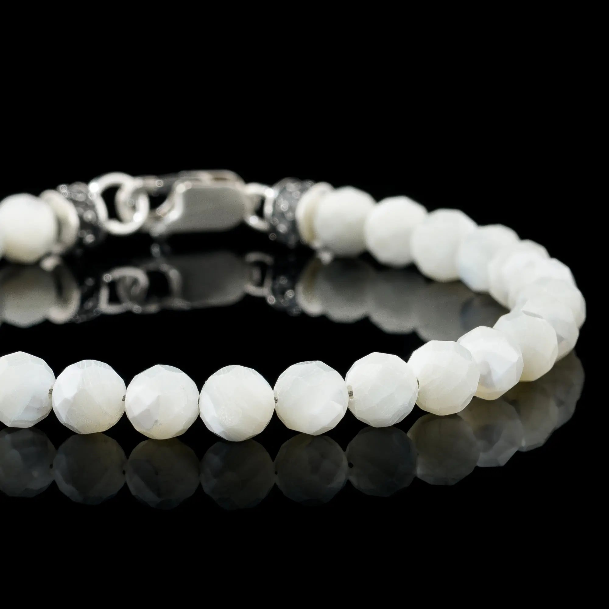 Close-up detail of mother of pearl bracelet for men. 6mm nacre. Aurum Brothers.