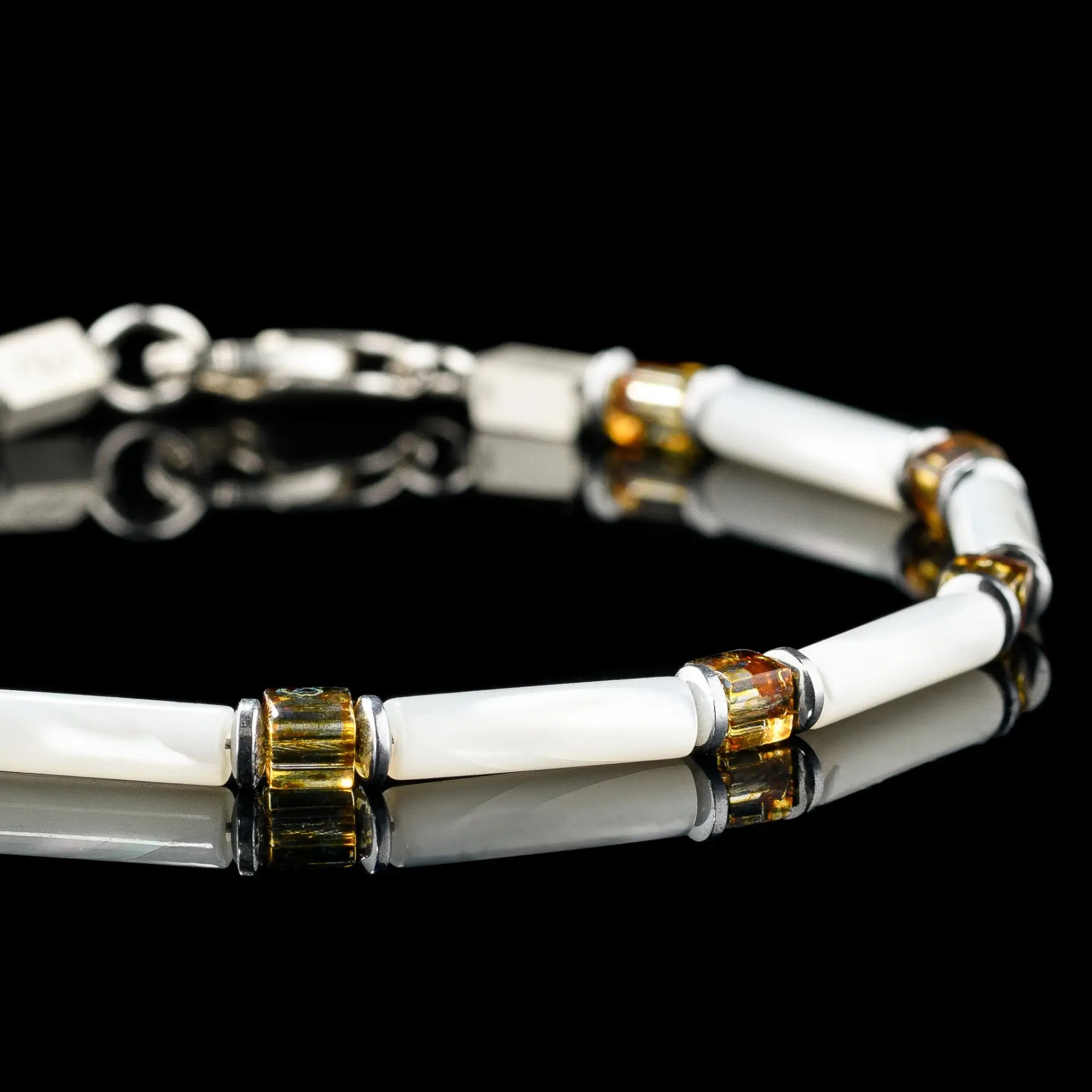 Close-up detail of mother of pearl bracelet for men. 4mm nacre. Aurum Brothers.