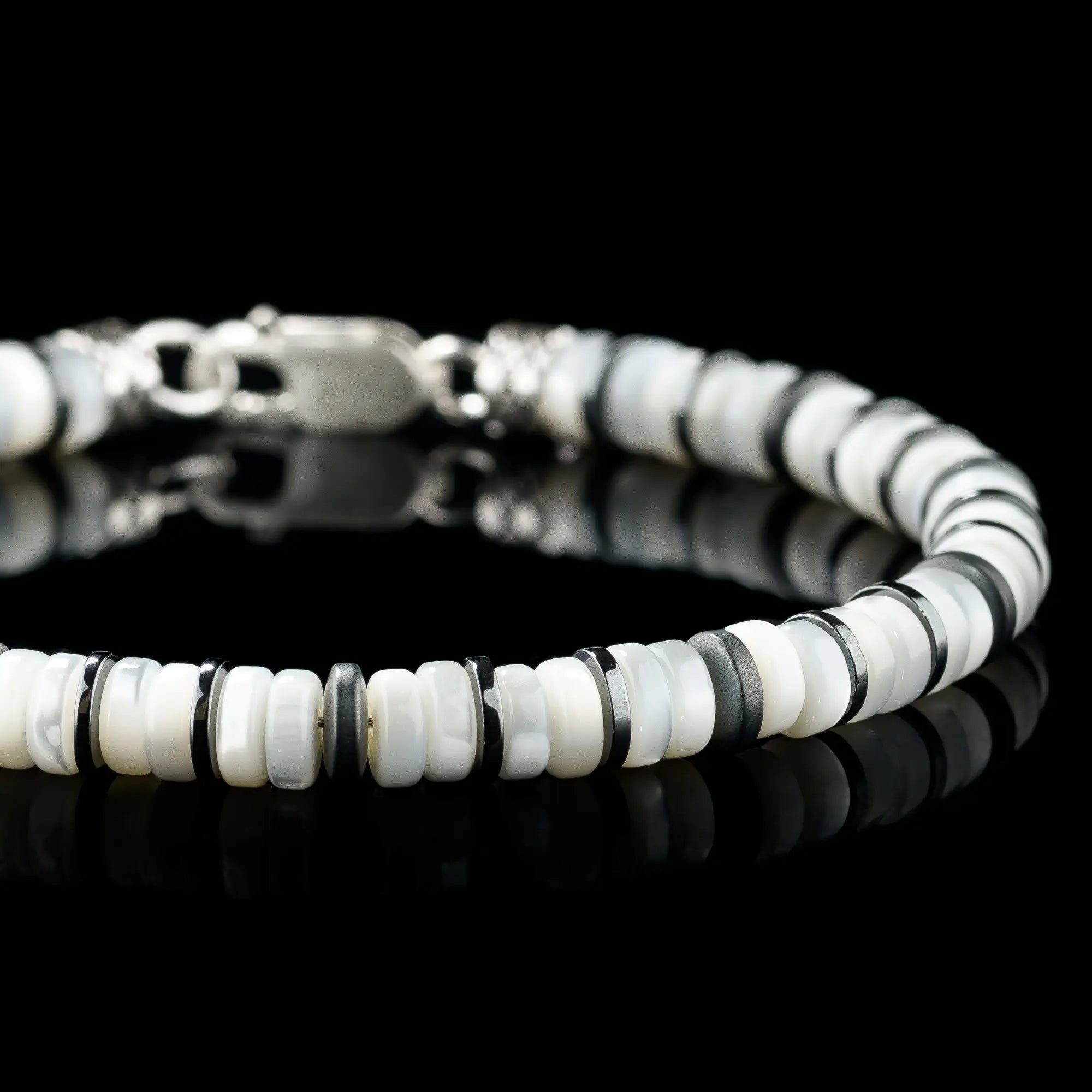 Close-up detail of mother of pearl bracelet for men. 6mm nacre. Aurum Brothers.